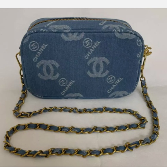 newCHANEL Blue Denim Makeup Bag with Chain Crossbody Bag
Limited VIP Gift - Picture 1 of 9